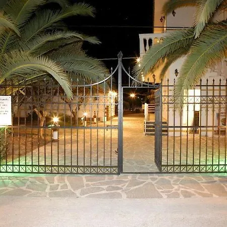 Tsolakis &